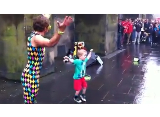 الطفل الذي خطفت قلبه الموسيقى في الشارع!