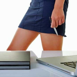 موظّفون يطالبون بمنع ارتداء التنانير القصيرة في العمل