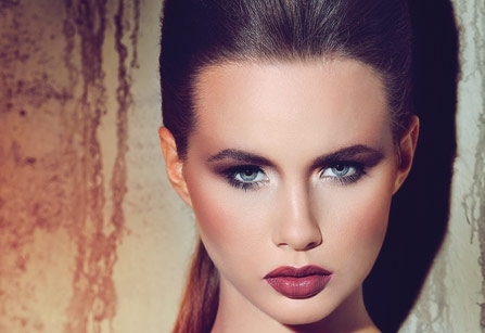 تحت الأضواء