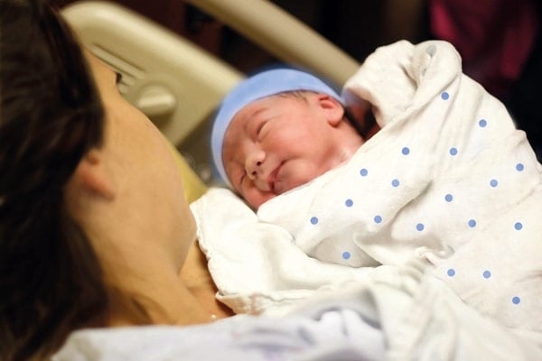 عندما يصرّ الزوج وتعاني الزوجة: الإنجاب مستمر حتّى يأتي الولد!