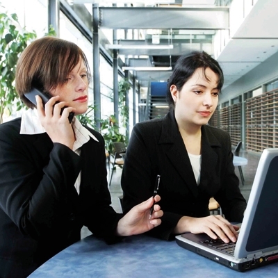 راتب الزوجة لا يعني عدم إنفاق الزوج عليها