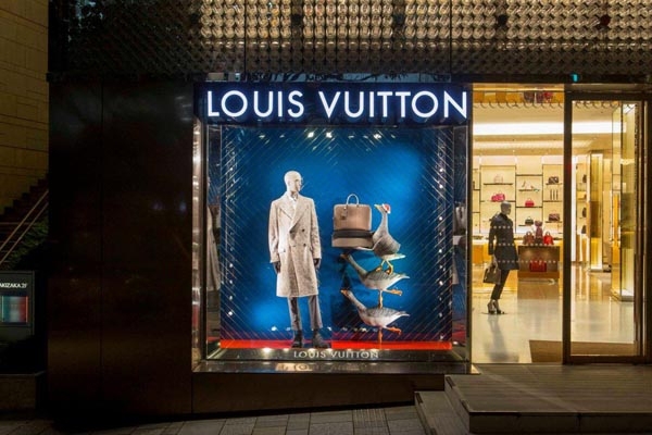 الإوز السحري يهاجر إلى نوافذ عرض Louis Vuitton