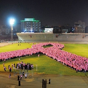 سيدات وفتيات في جدة يشكّلن أكبر شريط وردي بشري في العالم 