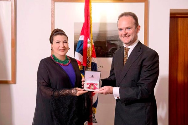 ملكة بريطانيا تمنح هدى كانو وسام 'رتبة الإمبراطورية البريطانية'