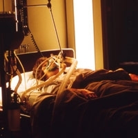 زيارة المرأة لزميلها المريض جائزة شرعاً 