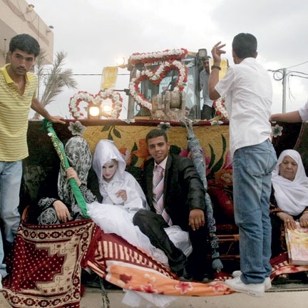 عروس على جرّافة...