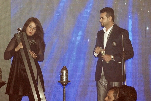 ساموزين يلبي طلب معجباته