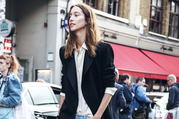 من شوارع باريس... الجينز مع 'التكسيدو'