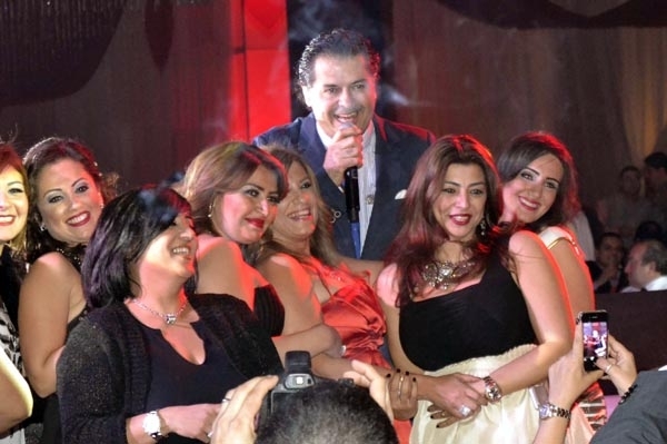 يتوسط المعجبات