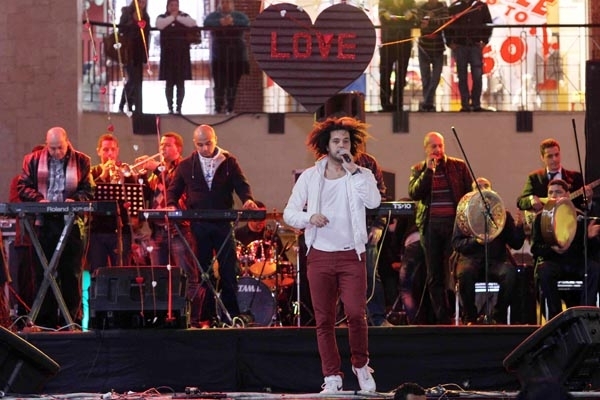 مع فرقته الموسيقية