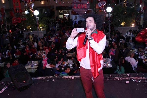 يرتدي علم المغرب