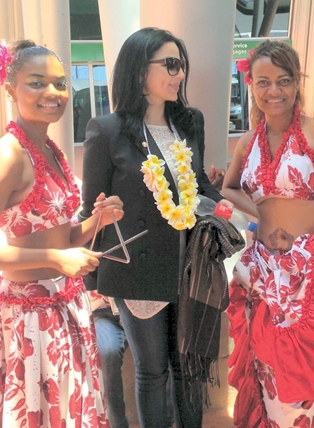 الزميلة مايا بنّوت طوق زهرة البلوميريا