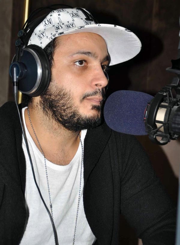  إيساف خلف الميكرفون