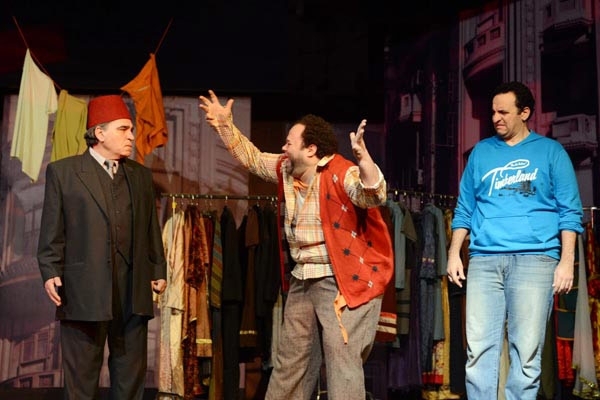  نجوم المسرحية على خشبة المسرح