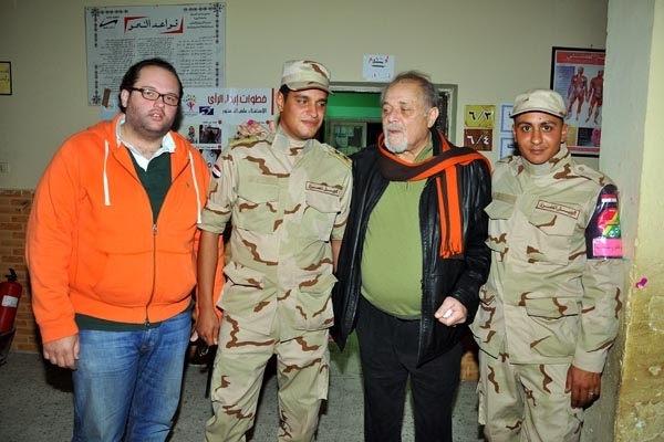 محمود وابنه مع الجنود