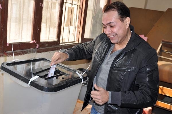 حكيم يضع ورقته في الصندوق