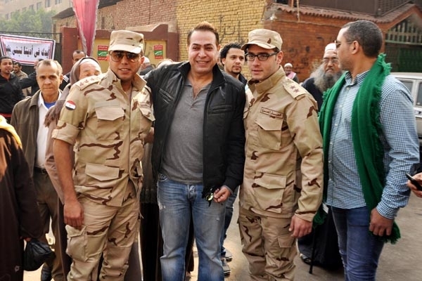 حكيم مع ضابط الجيش