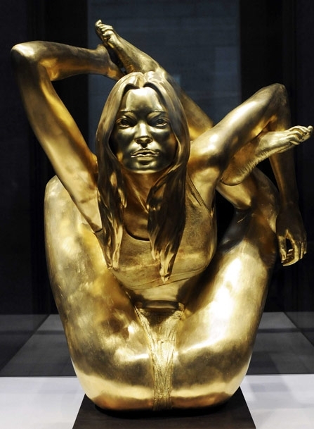مارك كوين يعرض تمثالاً من الذهب الخالص يصوّر كايت باسم The Siren، كلفته مليون ونصف جنيه استرليني. 