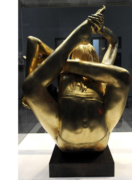 مارك كوين يعرض تمثالاً من الذهب الخالص يصوّر كايت باسم The Siren، كلفته مليون ونصف جنيه استرليني. 