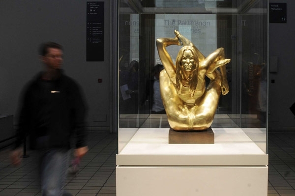 مارك كوين يعرض تمثالاً من الذهب الخالص يصوّر كايت باسم The Siren، كلفته مليون ونصف جنيه استرليني. 