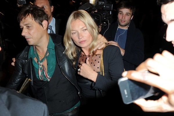 مع زوجها في عرض Yves Saint Laurent عام 2012