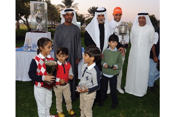 الشيخ نهيان بن مبارك والشيخ فاهم القاسمي مع الشيخ راشد بن حمدان بن زايد آل نهيان وانجال الشيخ ذياب بن سيف آل نهيان الشيخة شيخة والشيخ محمد والشيخ نهيان