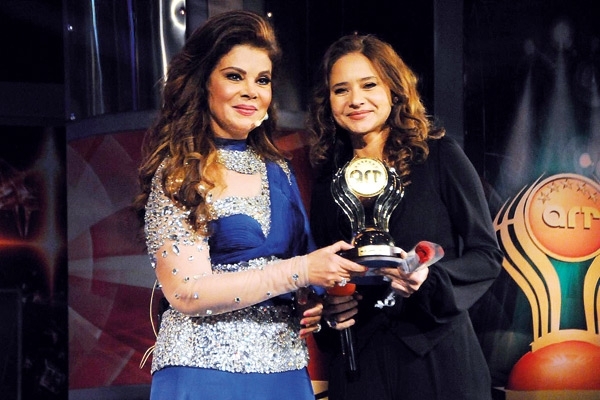 نيللي كريم تتسلم جائزتها