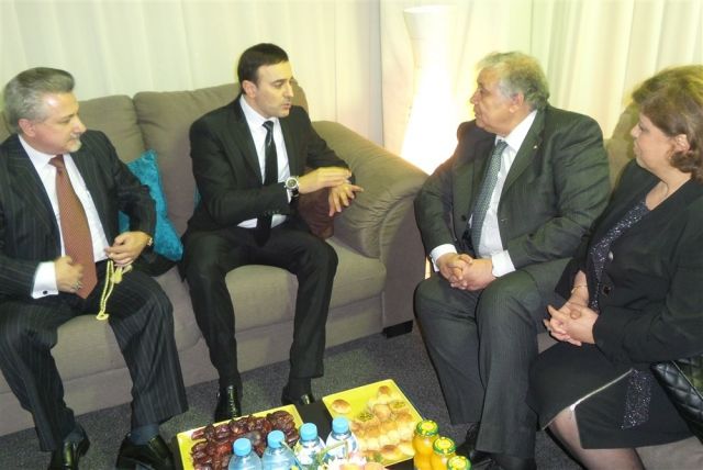 صابر مع السفير التونسي وزوجته ومستشاره الإعلامي في الكواليس