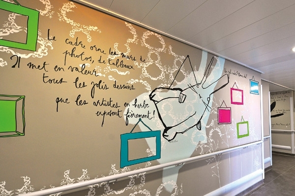 تعابير يطرزها الثنائي على الجدران فتمنح البسمة للصغار