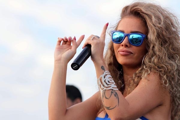 نيكول أشعلت الحفلة غناءً ورقصاً