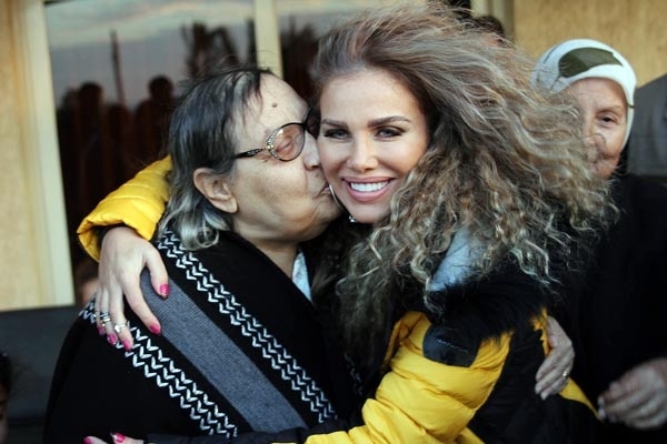 قبلة من سيدة كبيرة في العمر