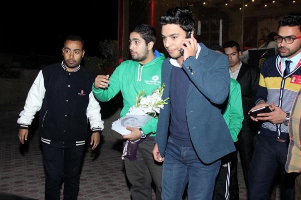 أحمد جمال يتلقى اتصالاً قبل بدء الحفلة