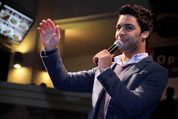 يقدم إحدى أغنياته