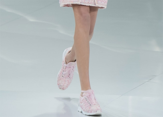 'هوت كوتور' وحذاء رياضي ؟ على منصة Chanel نعم !