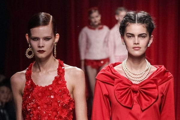 اكتشفي الماكياج المناسب مع الفستان الأحمر، من أشهر خبراء التجميل!