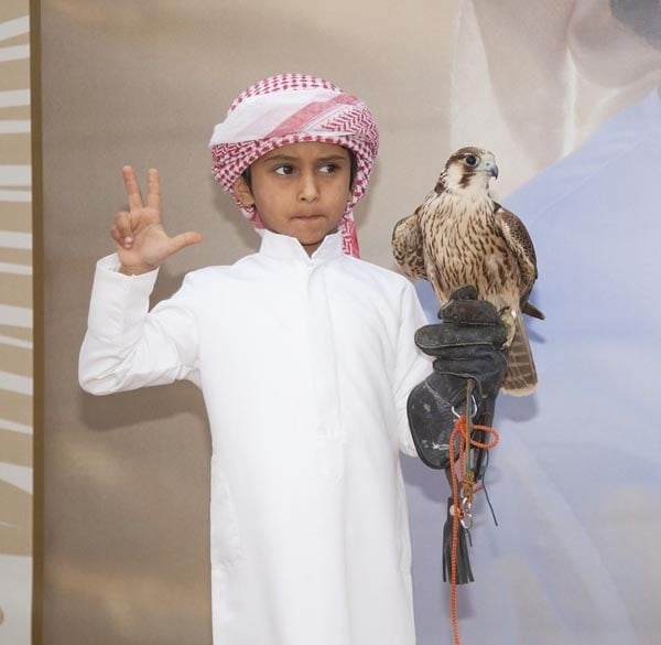 متسابق عمره 4 سنوات ينال المركز الثاني في بطولة فزاع للصيد بالصقور
