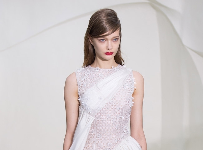 شفاه حمراء وفساتين بيضاء على منصة Dior