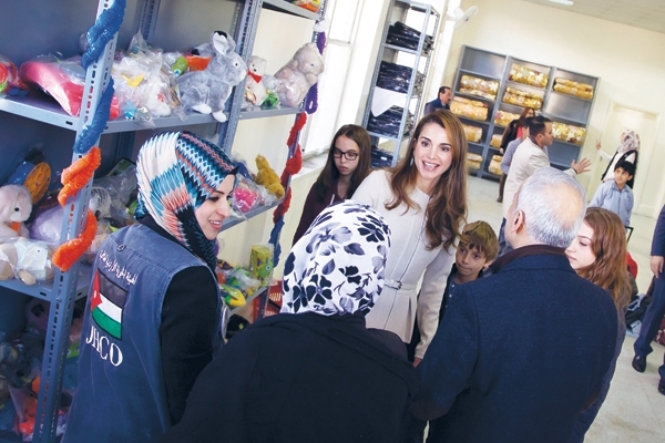 الملكة رانيا تصطحب الأمير هاشم والأميرتين إيمان وسلمى إلى مشروع بنك الملابس للتبرّع