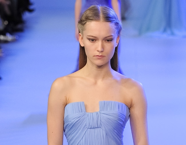 هذه الياقة على منصة Elie Saab