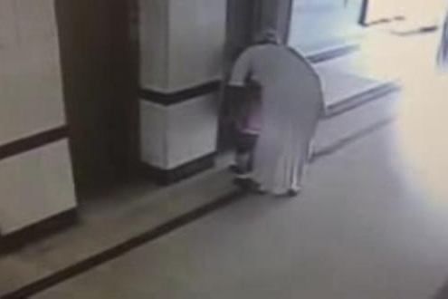 مقطع فيديو يكشف متحرشاً بطفلة... حادثة وقعت في الدمام