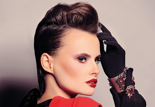 قبعة وأحمر شفاه