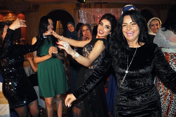 فيفي عبده تهنِّئ روجينا بوصلة رقص