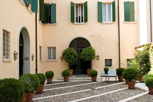 المصّممة Anna Molinari تفتح أبواب منزلها الإيطاليّ في كاربي  