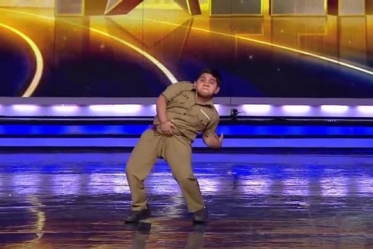 بالفيديو - طفل هندي يذهل لجنة تحكيم 'India’s Got Talent'
