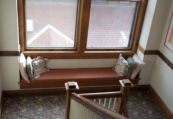 أريكة تحت النافذة