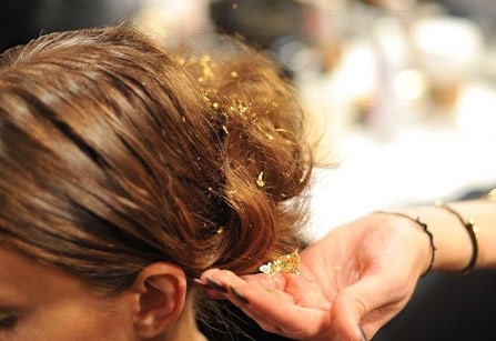 أضيفي الذهب إلى شعرك في <strong>4</strong> تسريحات جديدة!