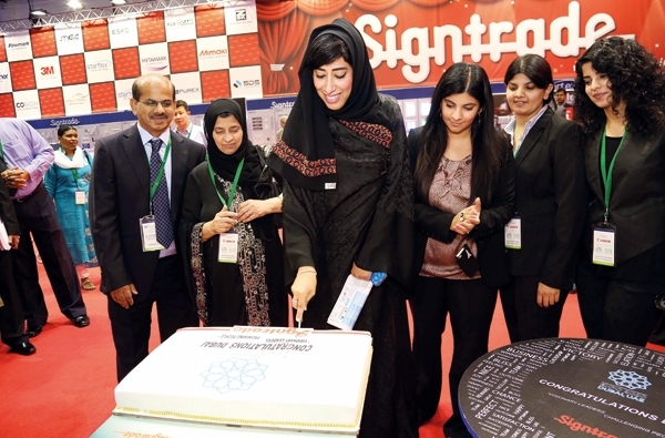 منى المري تفتتح 'معرض الشرق الأوسط للوحات والتصميمات الإعلانية'