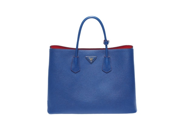 أناقة مضاعفة في حقيبة Prada Double Bag