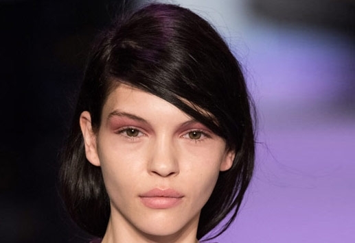 تسريحة رومانسيّة مع غرّة إلى الجنب