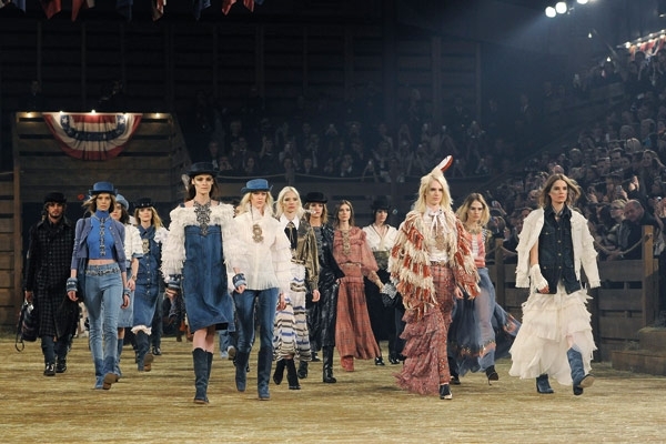 Chanel Métiers d'Art باريس- دالاس: مغامرة كارل لاغيرفيلد المتطرفة 